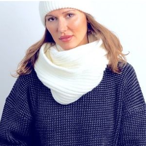 NWT Hat Attack Lodge Knit Loop Scarf in Winter White.